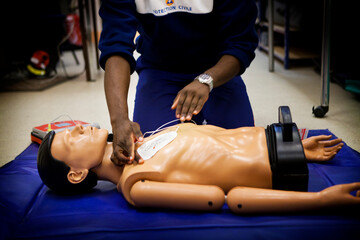 First aid training: course with a mannequin. - obrazy, fototapety, plakaty