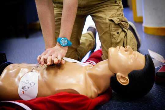 First aid training: cardiac massage with combined.