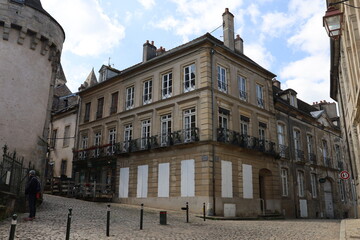 Fototapeta na wymiar Immeuble typique, vue de l'extérieur, ville de Autun, département de Saône et Loire, France