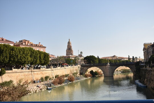 Murcia desde el r&iacute;o. Puente de los Peligros y Torre de la Catedral