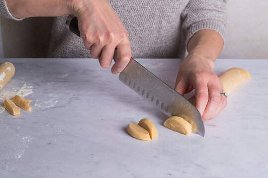 Slicing pasta dough ito tagliatelle strips