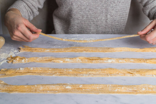 Lying out fresh pasta strips