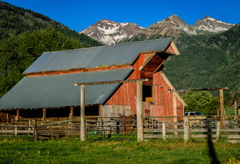 Obraz premium Old barn in front of high mountains