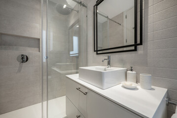 washbasin cabinet in white lacquered wood with a one-piece square porcelain washbasin with a mirror on a black metal structure and a shower cabin