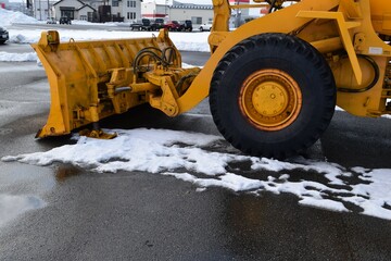 雪国で待機中の除雪車