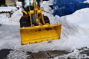 雪国で待機中の除雪車