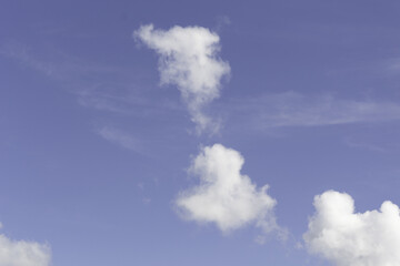 Fototapeta na wymiar illustration d'un magnifique ciel bleu foncé avec ses nuages blanc