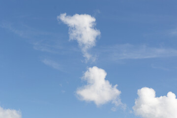 Naklejka na ściany i meble illustration d'un magnifique ciel bleu avec ses nuages blanc 