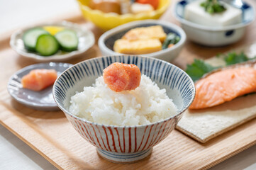 明太子と焼き鮭定食　健康的な朝食のイメージ