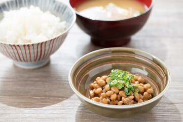 納豆と焼き鮭定食　健康的な朝食のイメージ