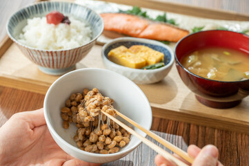納豆と焼き鮭定食　健康的な朝食のイメージ