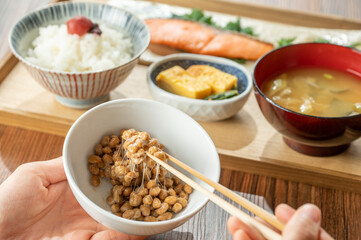 納豆と焼き鮭定食　健康的な朝食のイメージ