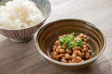 納豆と焼き鮭定食　健康的な朝食のイメージ