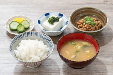 納豆と焼き鮭定食　健康的な朝食のイメージ