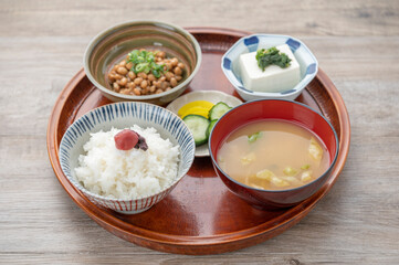 納豆と焼き鮭定食　健康的な朝食のイメージ