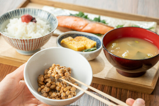 納豆と焼き鮭定食　健康的な朝食のイメージ