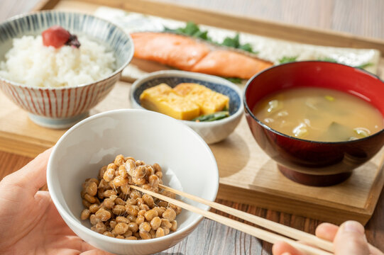 納豆と焼き鮭定食　健康的な朝食のイメージ