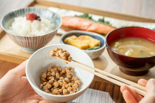 納豆と焼き鮭定食　健康的な朝食のイメージ