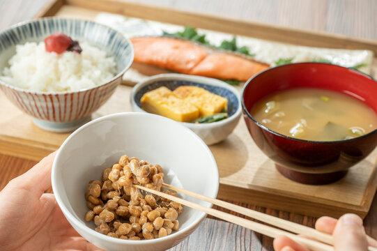 納豆と焼き鮭定食　健康的な朝食のイメージ