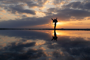 沖縄のビーチで撮影した、ウユニ塩湖のようなサンセットです。