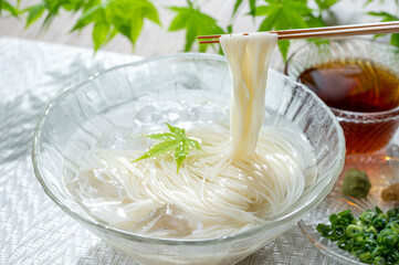 そうめんと青もみじ