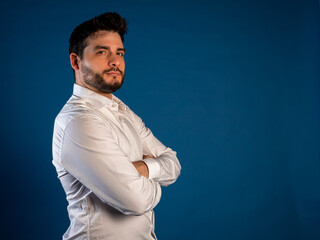 Hombre de negocios confiado mirando espectador. Cartelería y anuncios