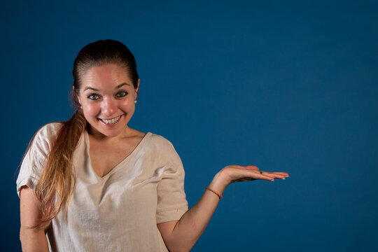 Mujer sosteniendo la mano para mostrar producto comercial