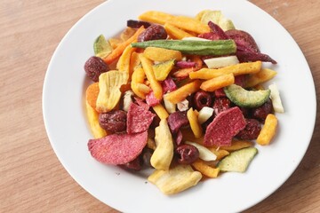 Mixed healthy vegetable chips with okra, carrots, pumpkin, beetroot and shiitake mushrooms.