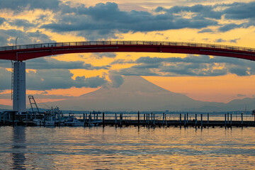 夕暮れの富士山と橋