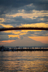 Obraz premium 夕暮れの富士山と橋