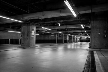 誰もいない地下駐車場
