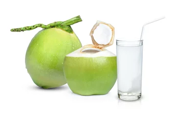 Foto op Canvas Fresh coconut juice (coconut water) and young green coconut fruit isolated on white background. © NIKCOA