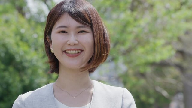 笑顔のビジネスウーマン（ビジネス・仕事・OL・女性・屋外）