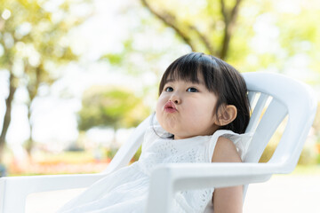 夏にお出かけする4歳の子供（育児・子育て）