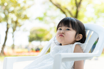 夏にお出かけする4歳の子供（育児・子育て）