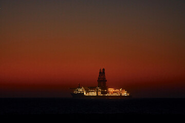 Obraz premium Distant majestic view of ship that is in the ocean at evening time
