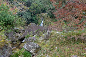 観音滝と紅葉の風景（さつま町）