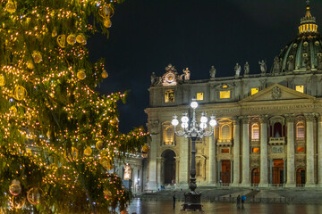 Fototapeta premium St. Peter's Basilica for the holidays on a rainy evening, Italy