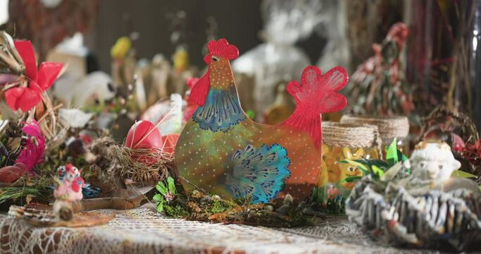Wielkanocna dekoracja. Kolorowa kura i czerwona pisanka z jajka kurzego.