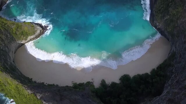 1 million $ drone aerial view flight of insagram spot for a adventure commercial advertising
Kelingking Beach at Nusa Penida Bali Jurassic Park. Cinematic nature cliff view above by Philipp Marnitz