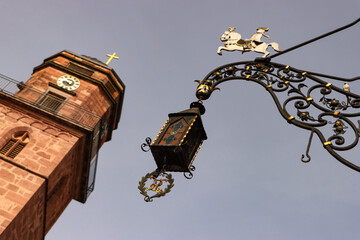 Romantisches Rotenburg a. d. Fulda; Blickwinkel in der Altstadt mit Jakobikirchturm und Zunftzeichen