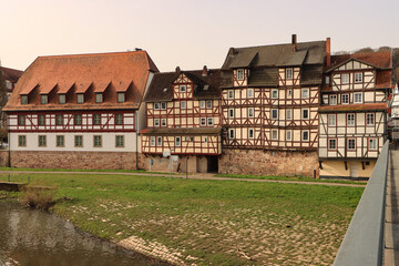 Fachwerkstadt Rotenburg; Häuserzeile am Altstadtufer, Blick von der Alten Fuldabrücke