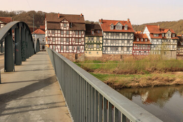 Fototapeta na wymiar Romantisches Rotenburg; Alte Fuldabrücke und Fachwerkhäuser am Altstadtufer