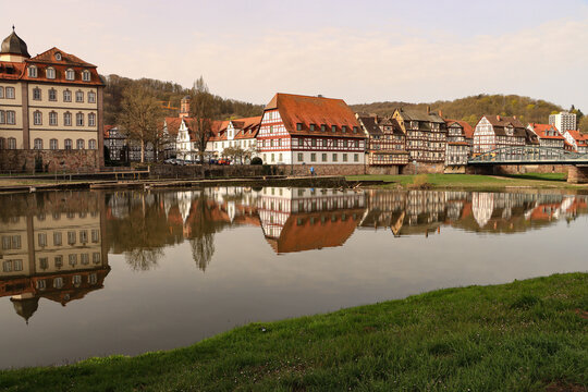 Romantisches Fuldatal; Blick auf die Altstadt von Rotenburg mit Schlo&szlig; , Marstall und Fachwerkh&auml;usern an der Alten Fuldabr&uuml;cke