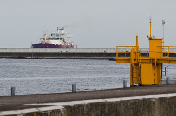 Fototapeta premium LNG TANKER - Ship sails to the gas terminal in Swinoujscie 
