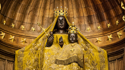 Statue of Black Madonna with Child in Chartres cathedral. France - obrazy, fototapety, plakaty