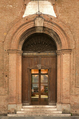 Fototapeta na wymiar Door of a prestigious historic building with stone arch.