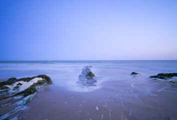Stilles Wasser am Meer