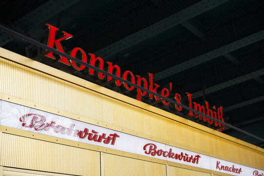 Konnopke's Imbi&szlig;, ber&uuml;hmter Imbissstand in der Sch&ouml;nhauser Allee in Prenzlauer Berg in Berlin, 12.04.2022