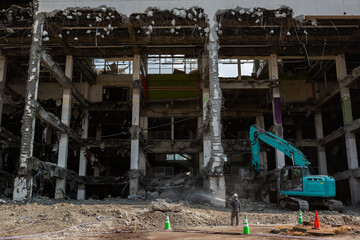 パワーショベルによるビル解体工事現場
